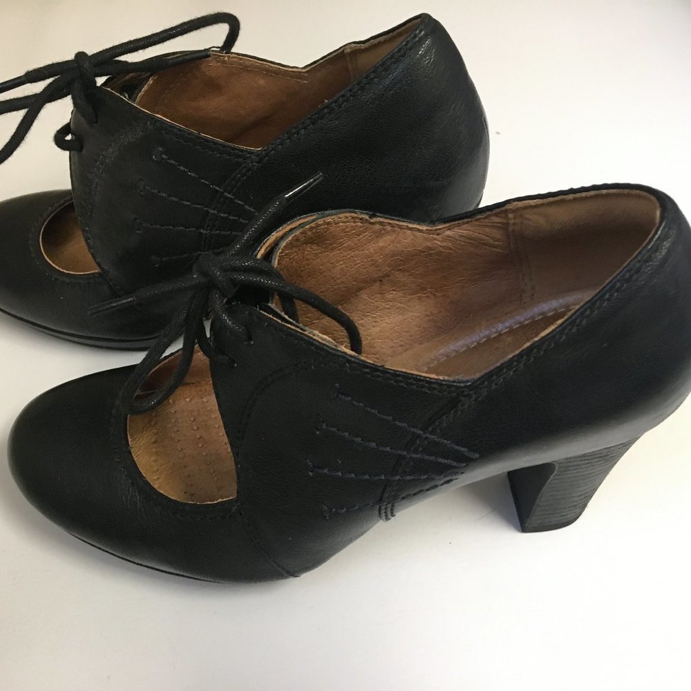 Clarks Artisan Lace-Up Heel Pumps 6.5 - RETRO CHIC!